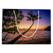 ヤシの木の島上の日没 ラージペーパーバッグ (裏面)