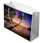 ヤシの木の島上の日没 ラージペーパーバッグ (裏面アングル)