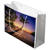 ヤシの木の島上の日没 ラージペーパーバッグ (正面アングル)