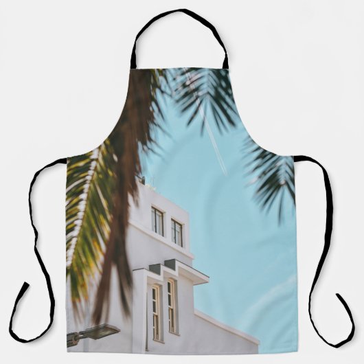 ヤシの木の白いコンクリート建物 エプロン (正面)