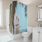 ヤシの木の白いコンクリート建物 シャワーカーテン (インサイチュ)