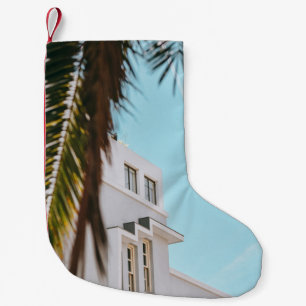 ヤシの木の白いコンクリート建物 スモールクリスマスストッキング