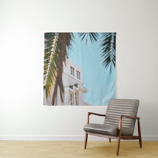 ヤシの木の白いコンクリート建物 タペストリー (インサイチュ)