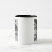 ヤシの木の背面図B&Wで地位をつないで下さい マグカップ (中央)
