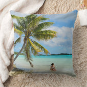 ヤシの木の装飾用クッションの下の女性 クッション (ブランケット)