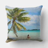 ヤシの木の装飾用クッションの下の女性 クッション (裏面)