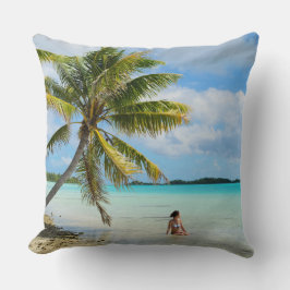 ヤシの木の装飾用クッションの下の女性 クッション