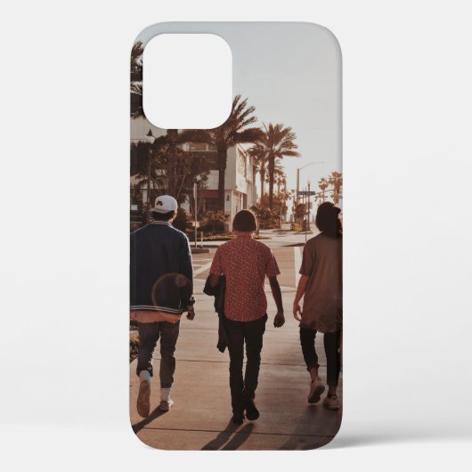 ヤシの木の近くに歩くを3人置く Case-Mate iPhoneケース (裏面)