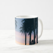 ヤシの木や通路の傍らの家のシルエット コーヒーマグカップ (正面右)