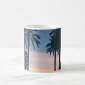 ヤシの木や通路の傍らの家のシルエット コーヒーマグカップ (中央)