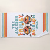 ヤシの木サングラスのレトロな家族の休暇のグルービー ビーチタオル (正面)