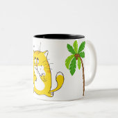 ヤシの木間のかわいく黄色い子猫 ツートーンマグカップ (正面右)