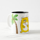 ヤシの木間のかわいく黄色い子猫 ツートーンマグカップ (正面左)