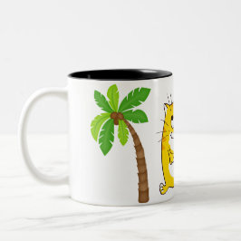 ヤシの木間のかわいく黄色い子猫 ツートーンマグカップ