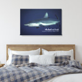 ヤップミクロネシアのグレーリーフシャーク キャンバスプリント (インサイチュ (寝室))