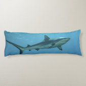 ヤップ島のサンゴ礁にあるグレーリーフシャーク | ボディピロー (裏面)