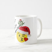 ヤドリギのキスの検査官の下のemojiのキスの役人 コーヒーマグカップ (正面右)