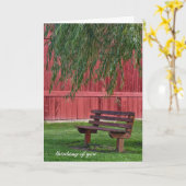 ヤナギの木の下の空のベンチ カード (黄色い花)