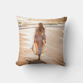 ヤングウーマン歩くザビーチ クッション