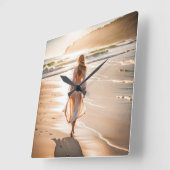 ヤングウーマン歩くザビーチ スクエア壁時計 (傾斜)