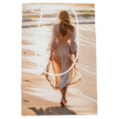 ヤングウーマン歩くザビーチ ミディアムペーパーバッグ (正面)