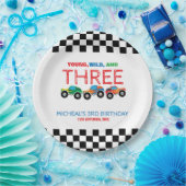 ヤングワイルドアンドスリーモンスタートラックボーイ誕生日 ペーパープレート (パーティー)