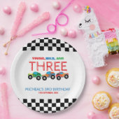 ヤングワイルドアンドスリーモンスタートラックボーイ誕生日 ペーパープレート (パーティー)