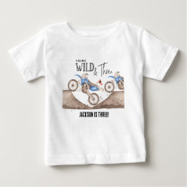 ヤングワイルドアンドスリー 青い泥のバイク 3歳の誕生日 ベビーTシャツ