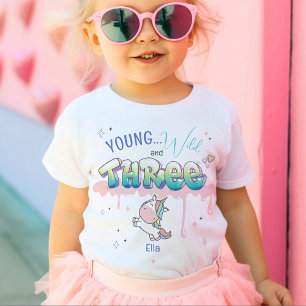 ヤングワイルドスリーユニコーン名前をカスタムする3日 トドラーTシャツ