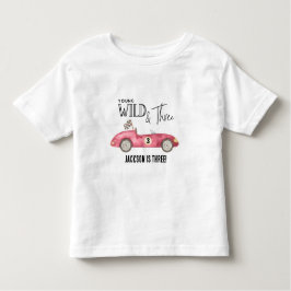 ヤングワイルド アンド スリー レッド レース カー３歳誕生日 トドラーTシャツ