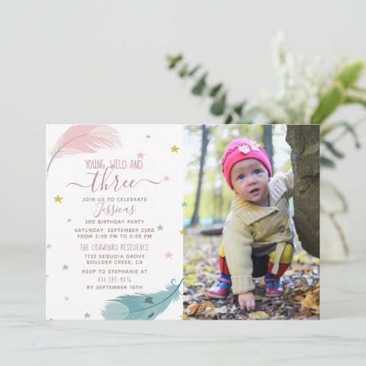 ヤングワイルド&スリーカスタムフォトベビーガール誕生日 招待状 (スタンド正面)