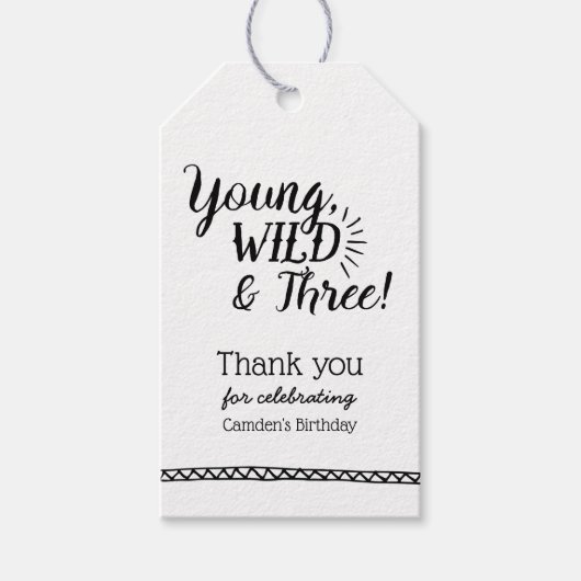 ヤング、ワイルド、および3つの誕生日の好意ギフトラベル ギフトタグ (正面)