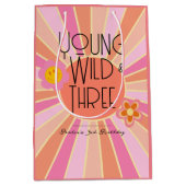 ヤング、ワイルド、および3 |誕生日抱き枕 |ピンク ミディアムペーパーバッグ (正面)