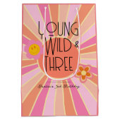 ヤング、ワイルド、および3 |誕生日抱き枕 |ピンク ミディアムペーパーバッグ (裏面)