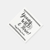 ヤング・ワイルド・アンド・スリーズ誕生日ナプキン スタンダードカクテルナプキン (角)