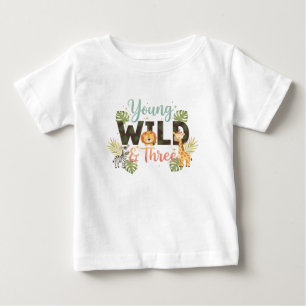 ヤング・ワイルド・アンド・スリー - サファリ・バースデー ベビーTシャツ