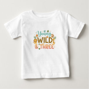 ヤング・ワイルド・アンド・スリー - サファリ・バースデー ベビーTシャツ