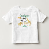 ヤング ワイルド アンド スリー ジャングル サファリ ボーイズ 3歳の誕生日 トドラーTシャツ (正面)