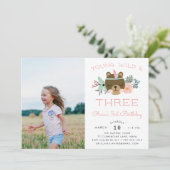 ヤング・ワイルド・アンド・スリー | フォト誕生日パーティー招待状 招待状 (スタンド正面)