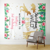 ヤング ワイルド アンド スリー 恐竜の女の子たち 3歳の誕生日 タペストリー (インサイチュ(横))