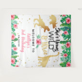 ヤング ワイルド アンド スリー 恐竜の女の子たち 3歳の誕生日 タペストリー (正面(横))