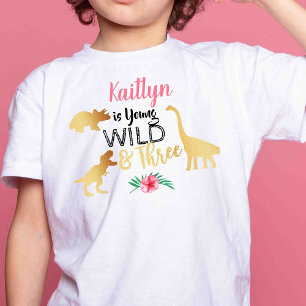 ヤング ワイルド アンド スリー 恐竜の女の子の3歳の誕生日 トドラーTシャツ