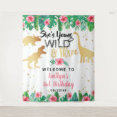 ヤング・ワイルド・アンド・スリー 恐竜ガールズ３さいの誕生日 タペストリー (正面)