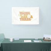 ヤング ワイルド アンド スリー 3歳の誕生日 バナー 横断幕 (トレードショー)