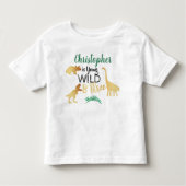 ヤング ワイルド & スリー 恐竜少年 3歳の誕生日 トドラーTシャツ (正面)