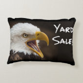 ヤードセールを叫んでいるワシとのおもしろいなワシのミーム! アクセントクッション (裏面)