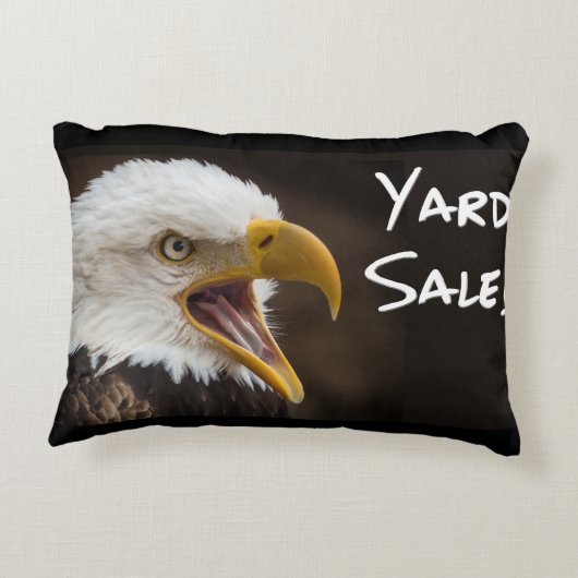 ヤードセールを叫んでいるワシとのおもしろいなワシのミーム! アクセントクッション (裏面)