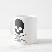 ヤーンのマグが付いているスカル及び編み物針 コーヒーマグカップ (正面左)