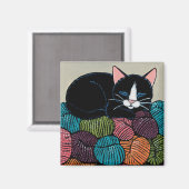 ヤーンの山に眠る猫イラストレーション マグネット (正面/裏面)