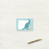 ヤーンの青いカンガルーの編み物針の球 ポストイット (デスク上)